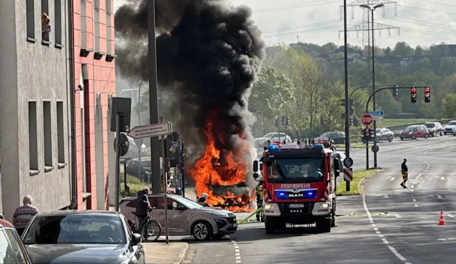 Rettungswagen in Flammen! Besatzung musste das Fahrzeug Hals über Kopf verlassen