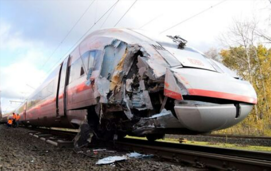 Eilmeldung! ICE entgleist nach Kollision mit Regionalbahn - 500 Passagiere evakuiert!