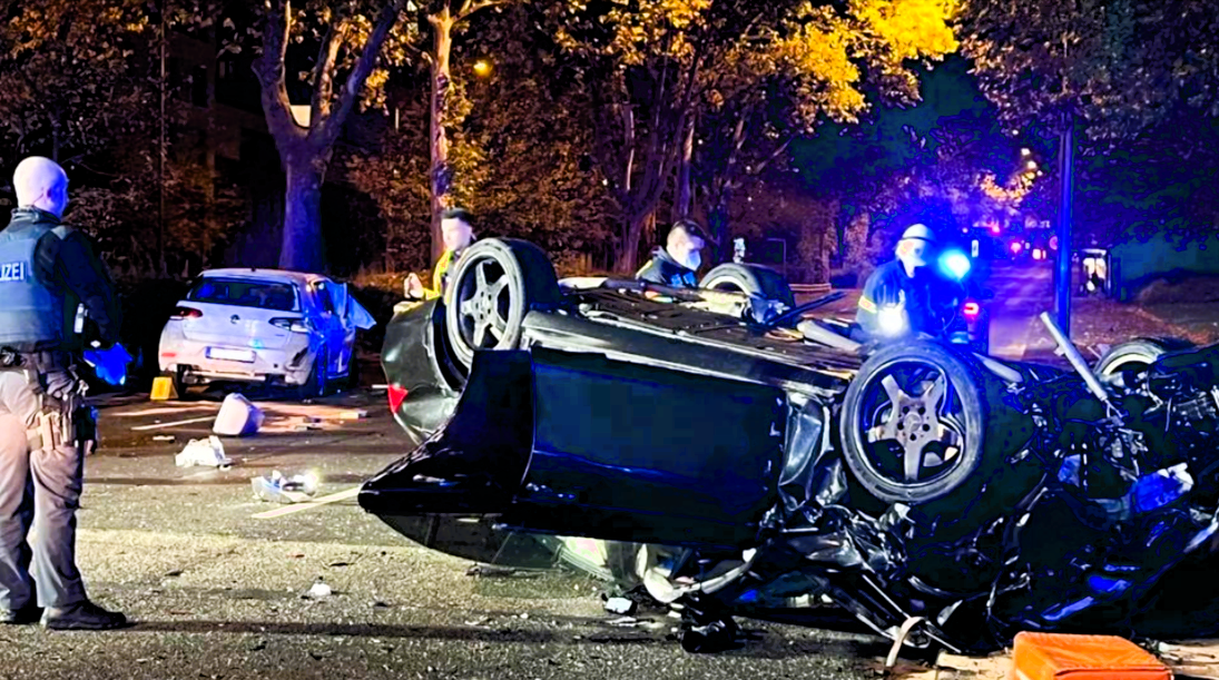Chaos-Unfall! PKW bis zur Unkenntlichkeit zerstört - Fahrer stirbt im Fahrzeugwrack