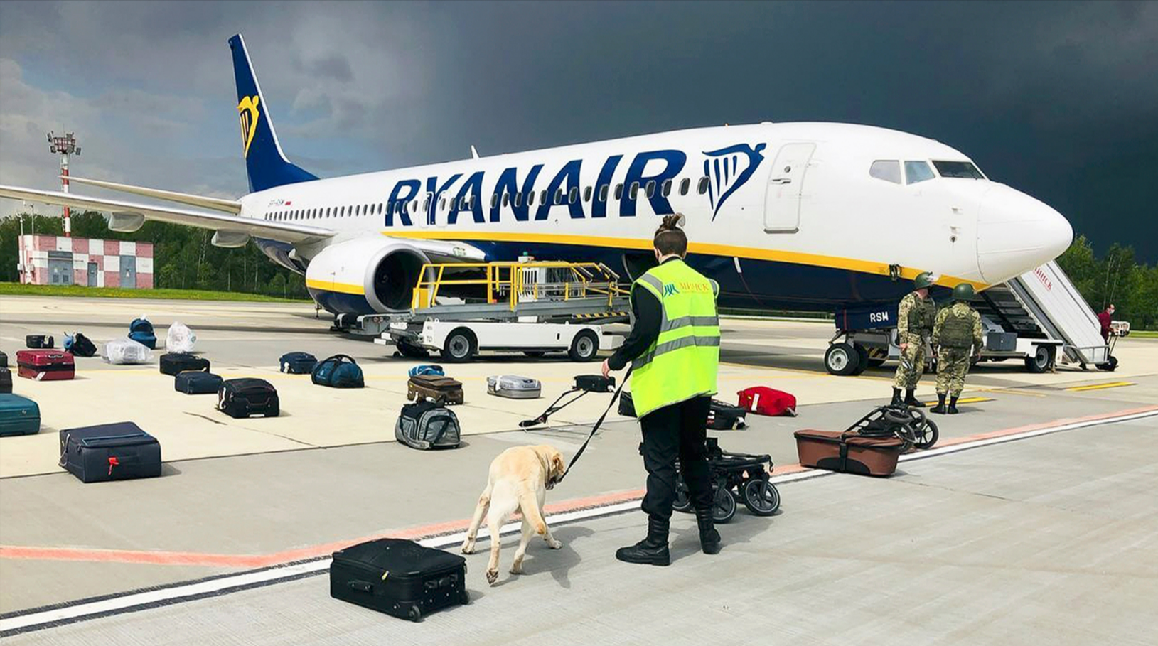 Leiche in Ryanair-Maschine! Tragischer Todesfall in der Luft - Pilot entscheidet sich zur Notlandung