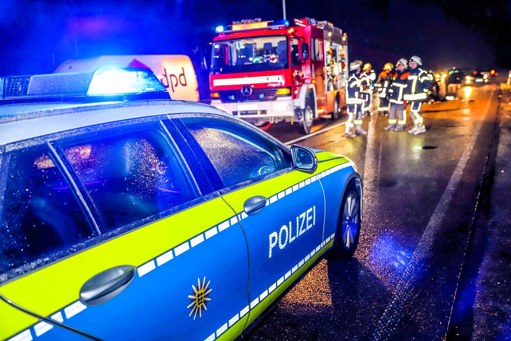 Horror-Unfall mit 2 Toten in NRW! LKW zerquetscht Transporter an Hauswand!
