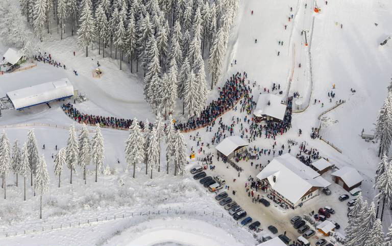 Schnee! Deutsche Skigebiete wieder auf - Hier laufen nun sogar wieder die Ski-Lifte