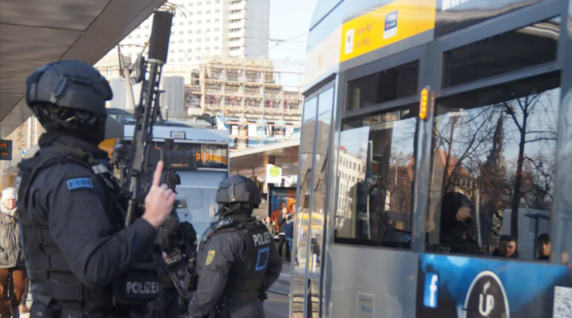 Amokalarm im Zug! Mann zieht Waffe in einem Regionalexpress