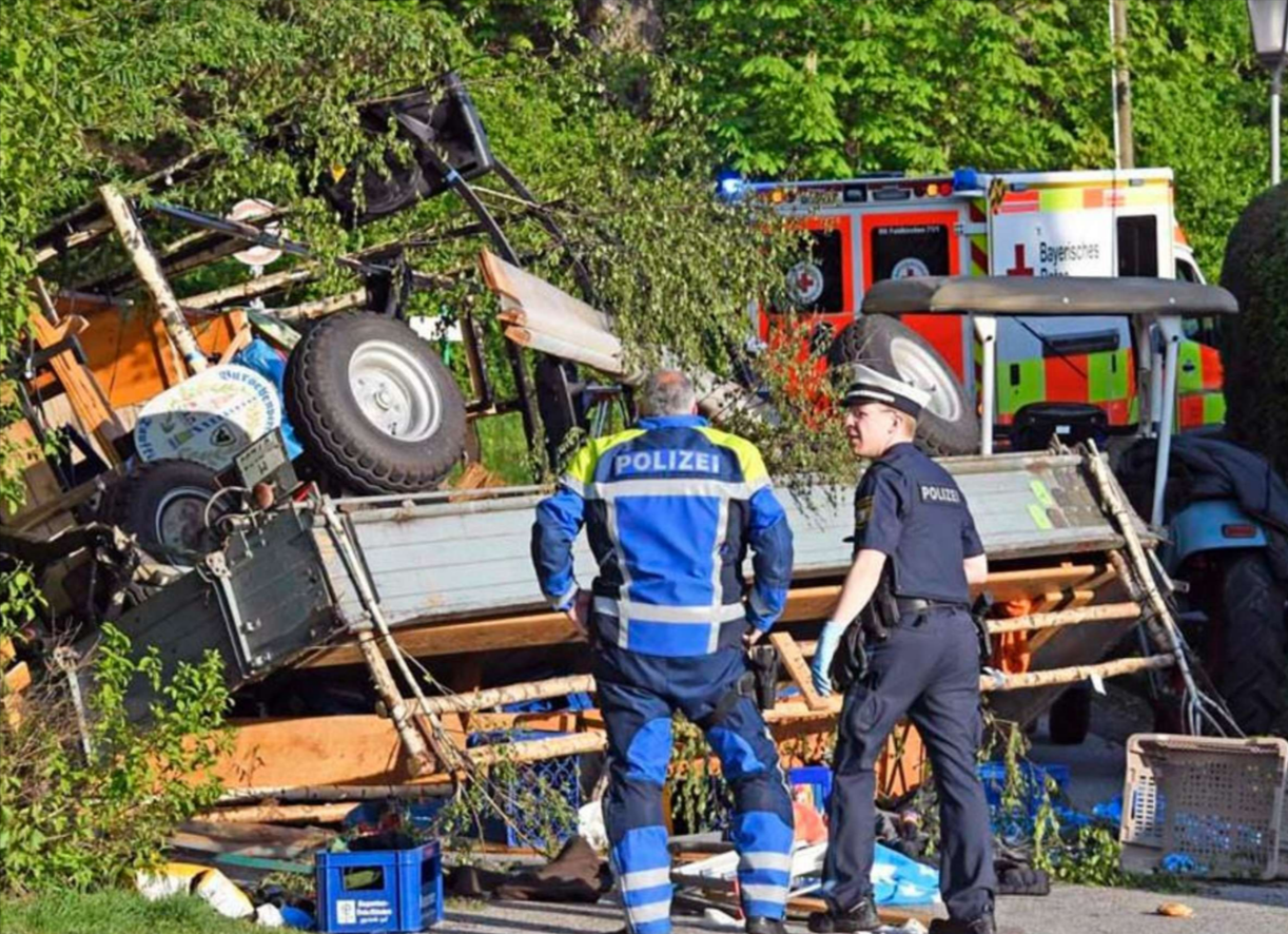 Maiwagen umgekippt! 30 Verletzte - Feiertagswagen verunglückt, Hubschrauber im Einsatz