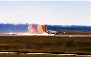 Flugzeug kommt von Startbahn ab und fängt Feuer Passagiere fliehen aus Maschine!