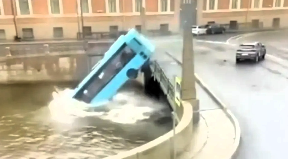 Linienbus stürzt von Brücke! 7 Menschen ertrinken - erschreckendes Video hier: