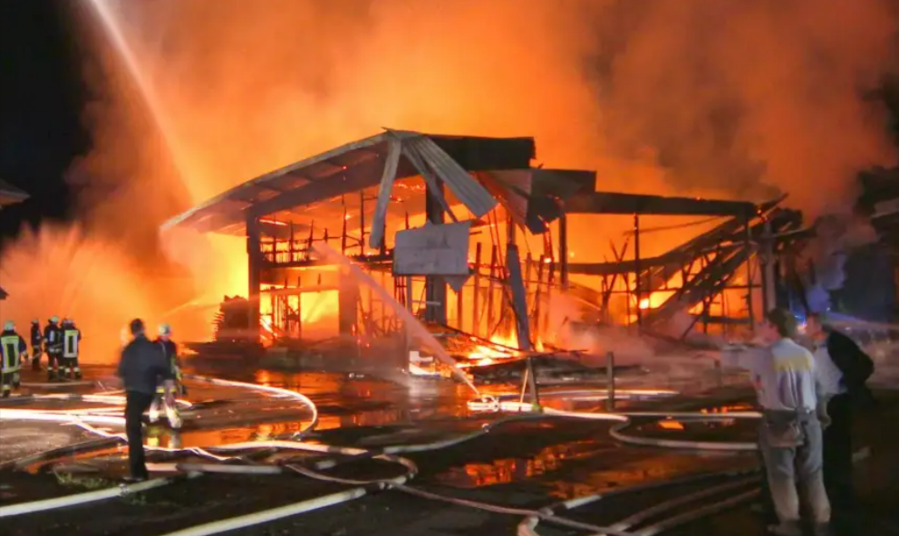 Einkaufszentrum in Flammen! Großbrand - Mehr als 1.400 Geschäfte brennen lichterloh