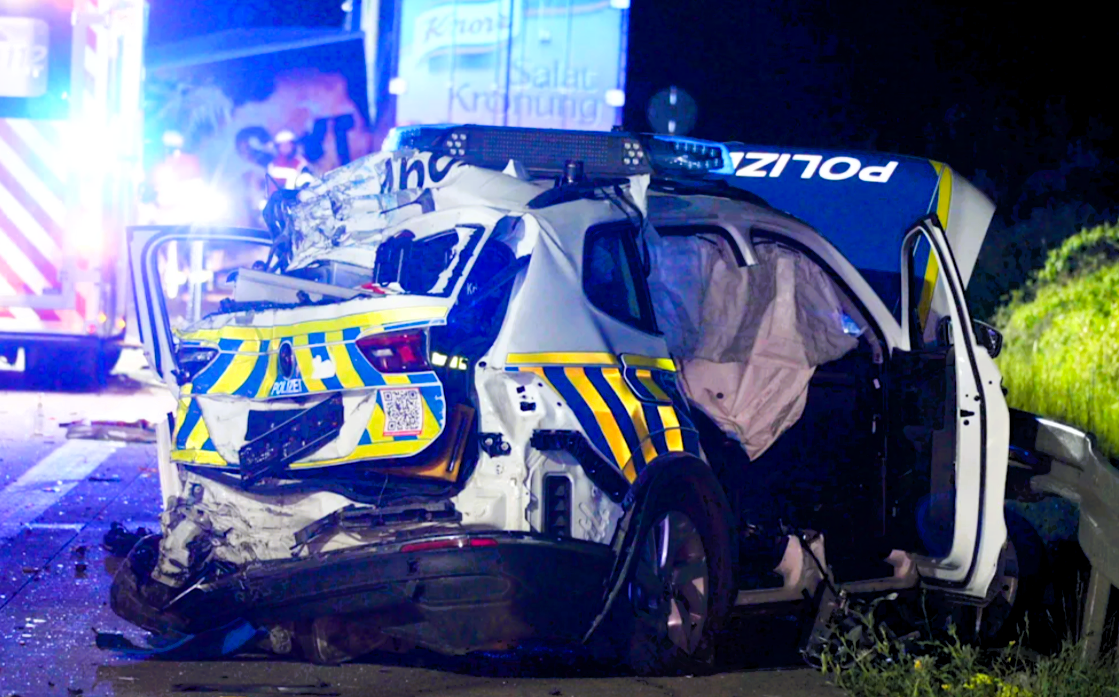 Vollsperrung! Ersthelfer getötet, Polizistin verletzt - LKW rast in Unfall auf der Autobahn!