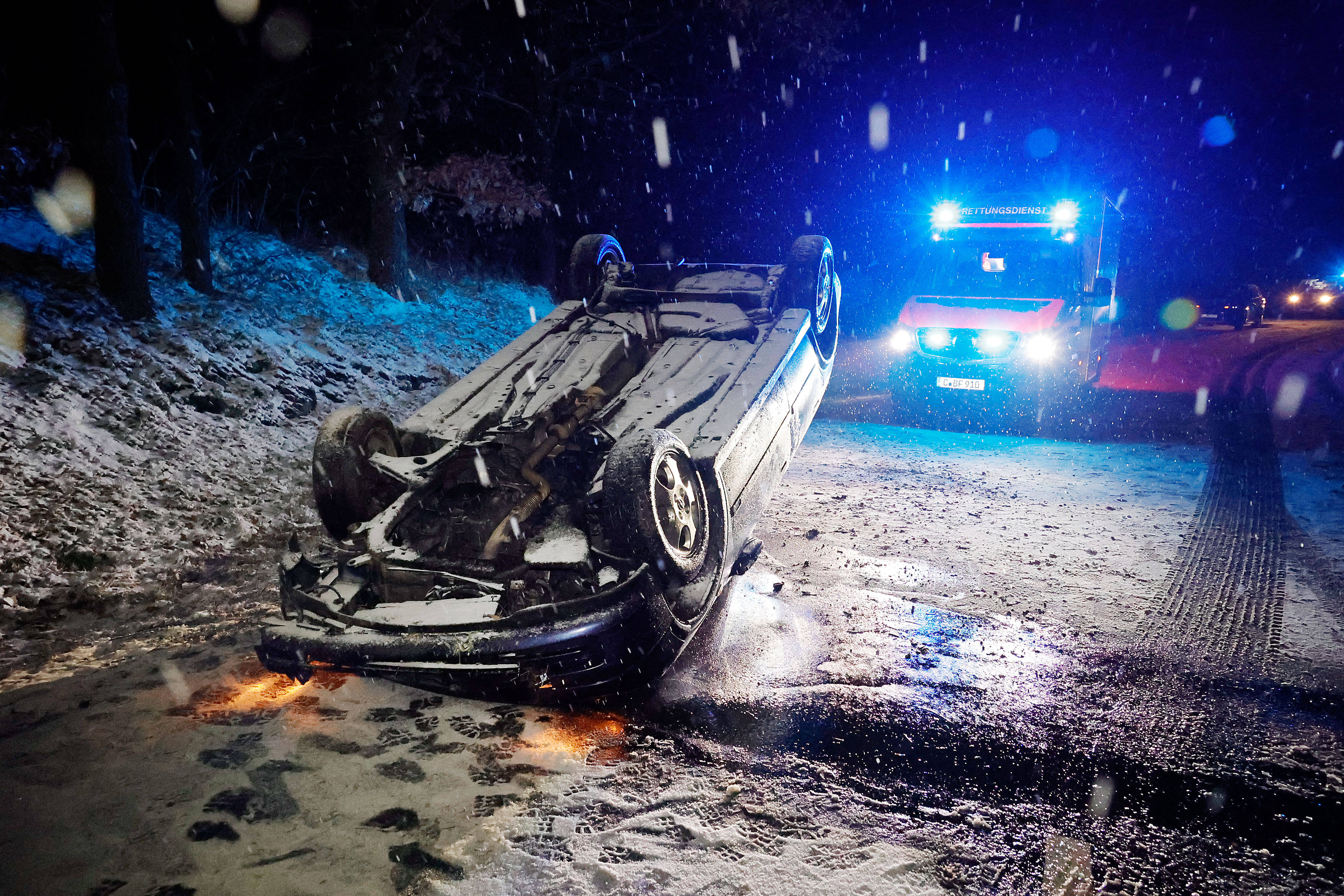 Leichenwagen verliert bei Unfall 4 Särge! Unglück in NRW - auch Fahrer bei Unfall getötet