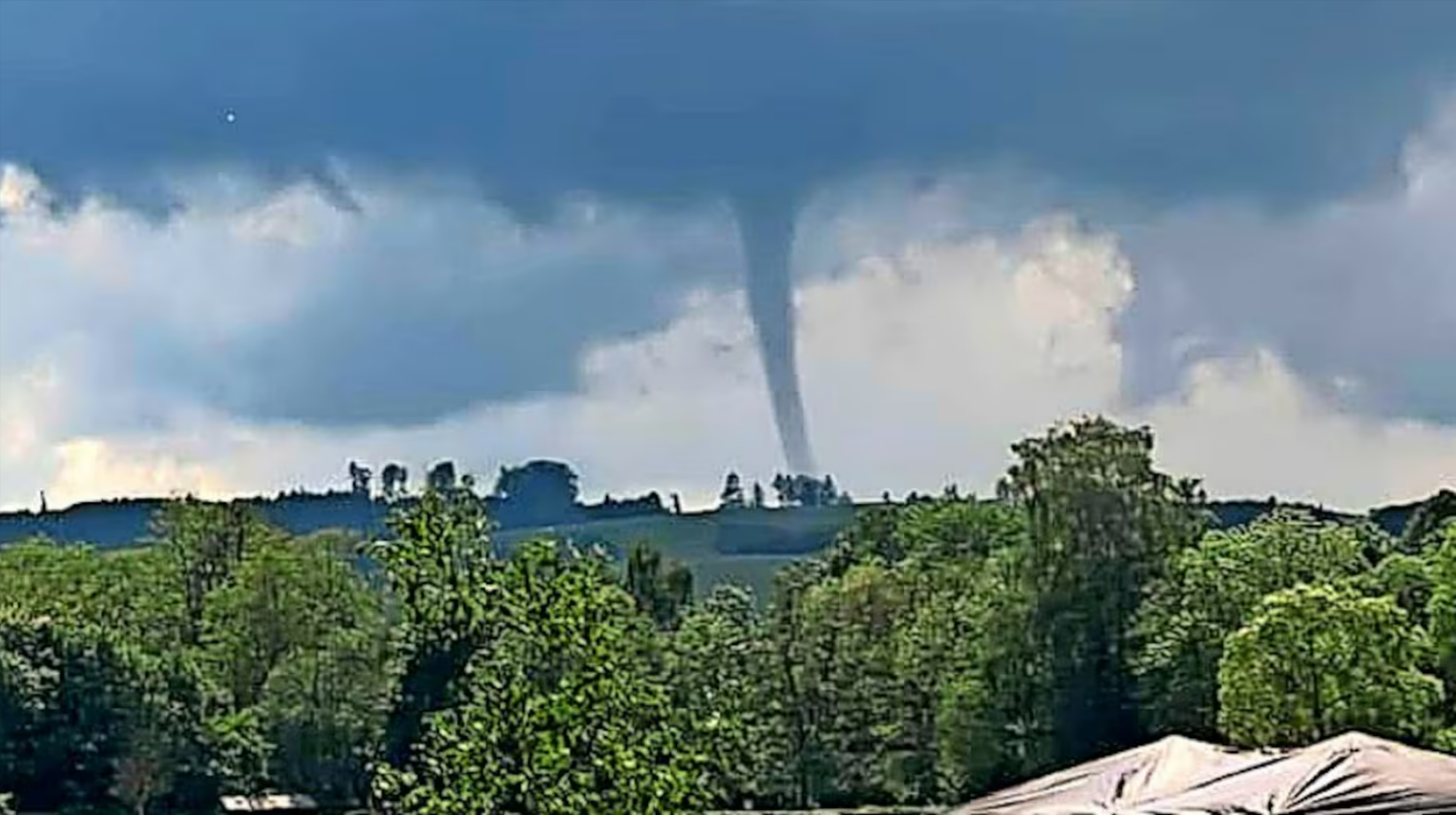 Tornado Warnung! Video zeigt Tornado direkt bei Deutscher Stadt!