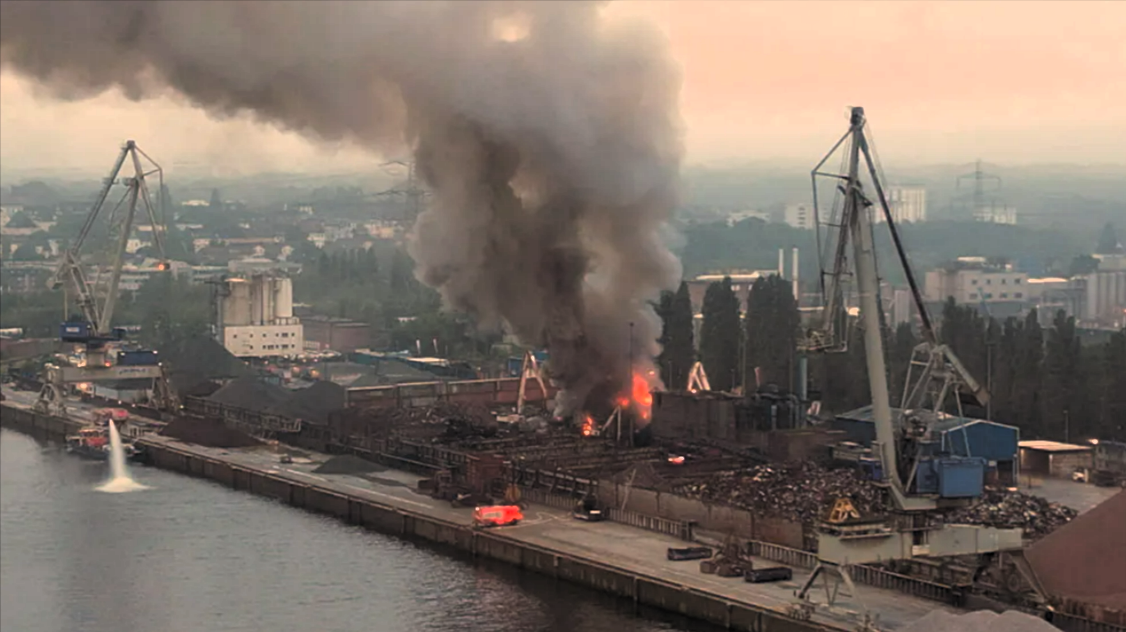 Alarmstufe Rot! Großbrand im Hamburger Hafen! Giftiger Rauch, Bevölkerung wird gewarnt, Schiffsverkehr eingestellt!
