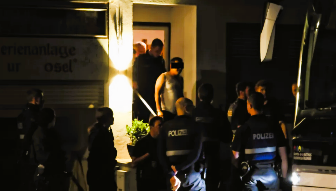 Nach Sylt-Skandal: Polizei stürmt Nazi-Party an der Mosel!