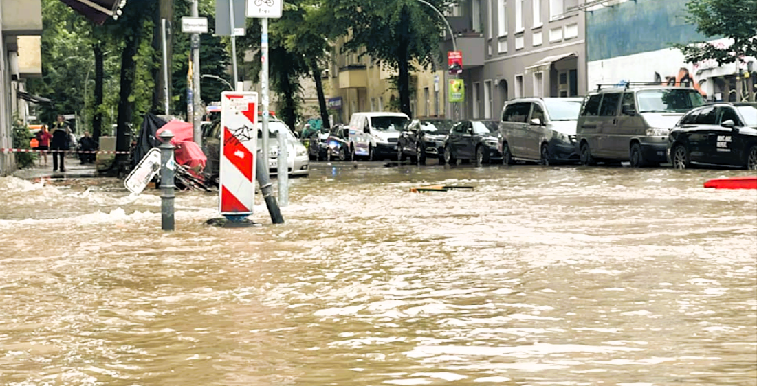 Evakuierung in Berlin! Ganze Straße Unterwasser - Menschen müssen aus den Häusern!