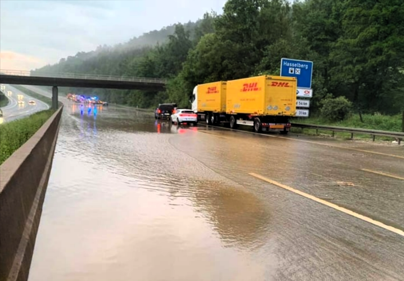 Vollsperrung! Unwetter flutet Autobahn - Chaos in Deutschland hält weiter an!