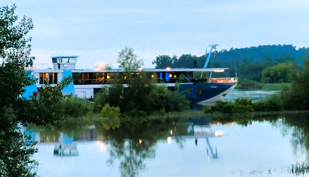 Donau Kreuzfahrtschiff evakuiert! Es kommt nicht gegen die Fluten an!