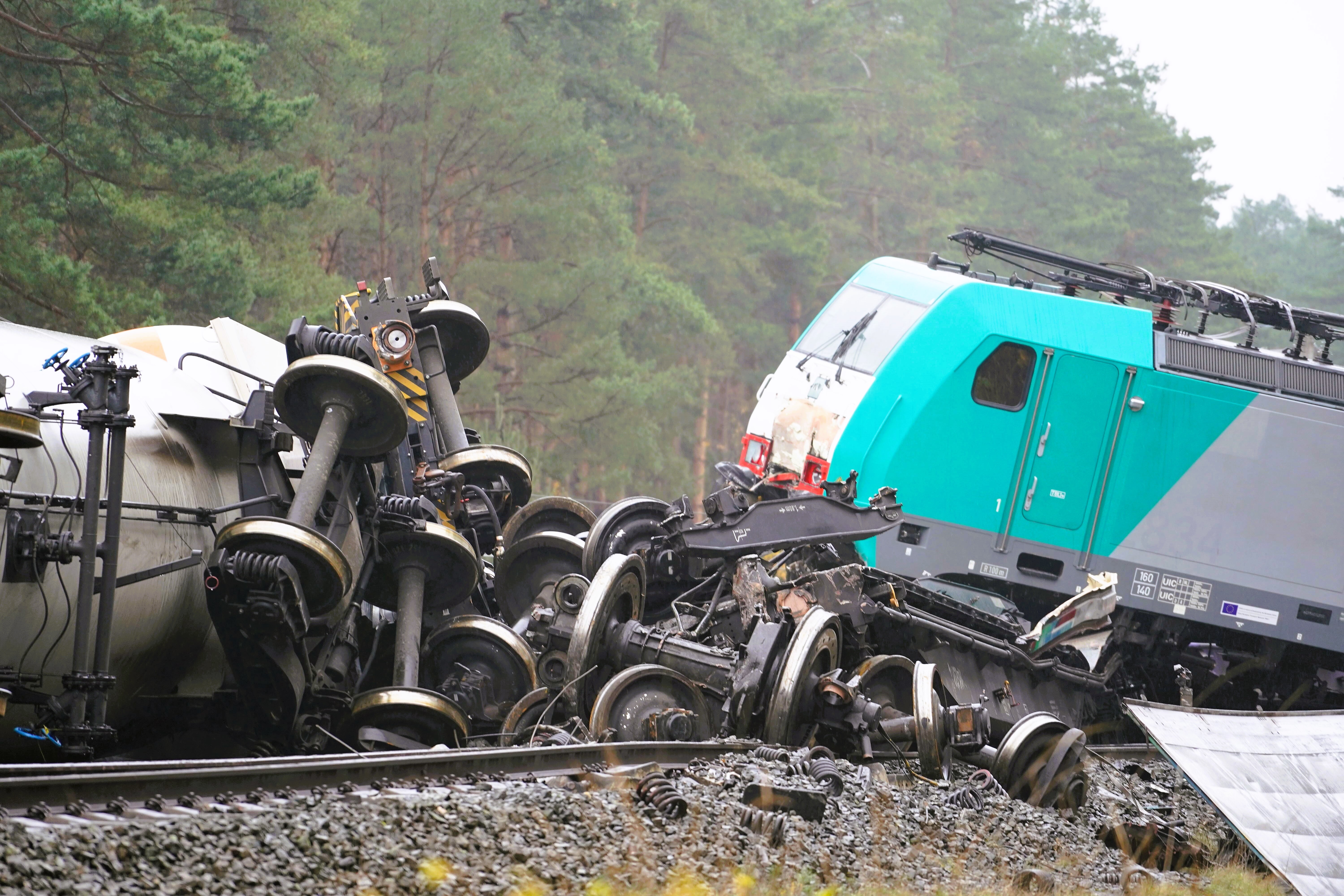 Eilmeldung! Züge zusammen gestoßen! 4 Menschen tot, mehrere Verletzte!