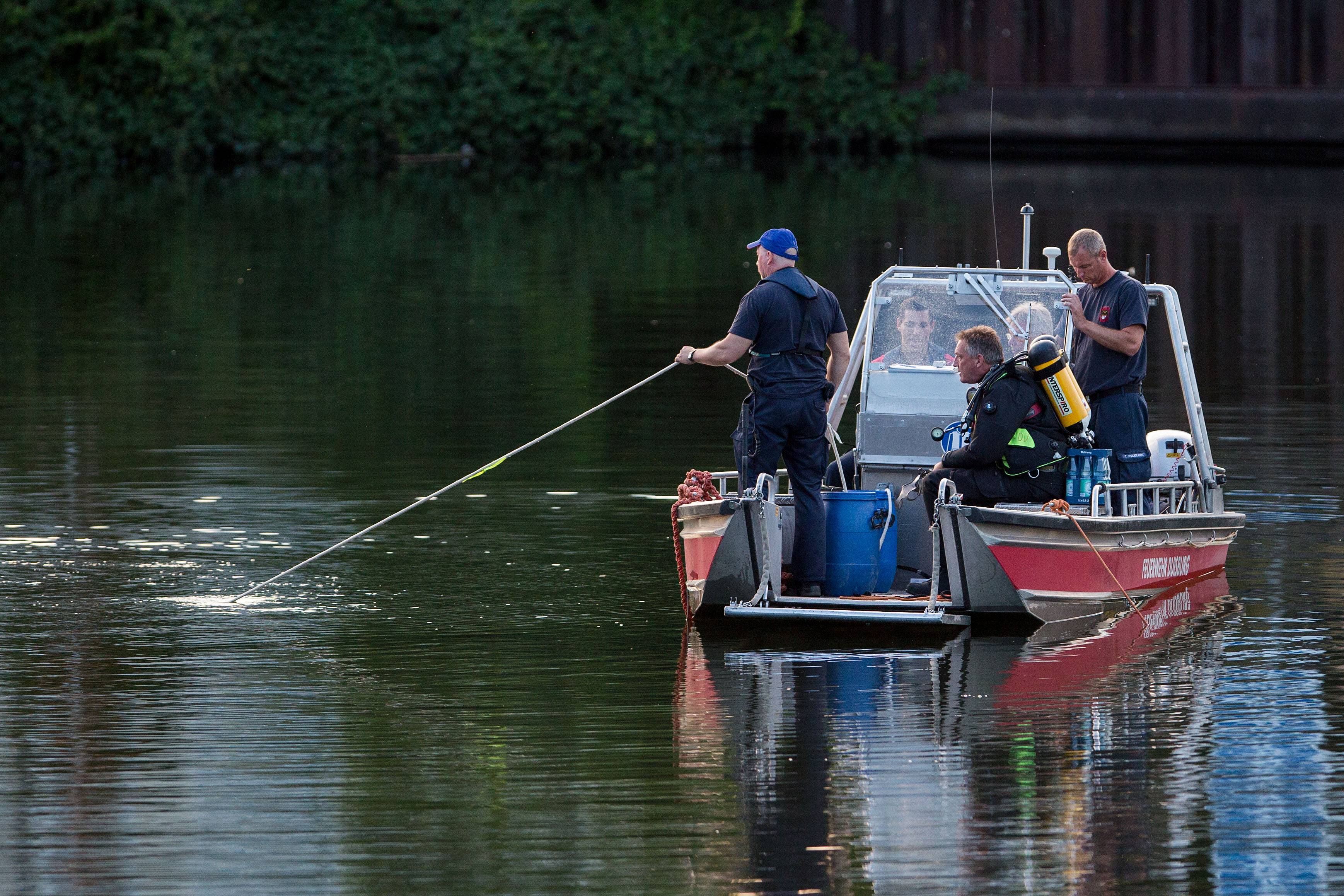 Leiche mit Bleigürtel in der Elbe entdeckt - Polizei ermittelt in rätselhaften Todesfall