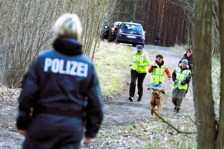 Leiche in Wald bei Niebüll entdeckt - Mörder auf der Flucht! Ermittler sprechen von brutaler Gewalttat!