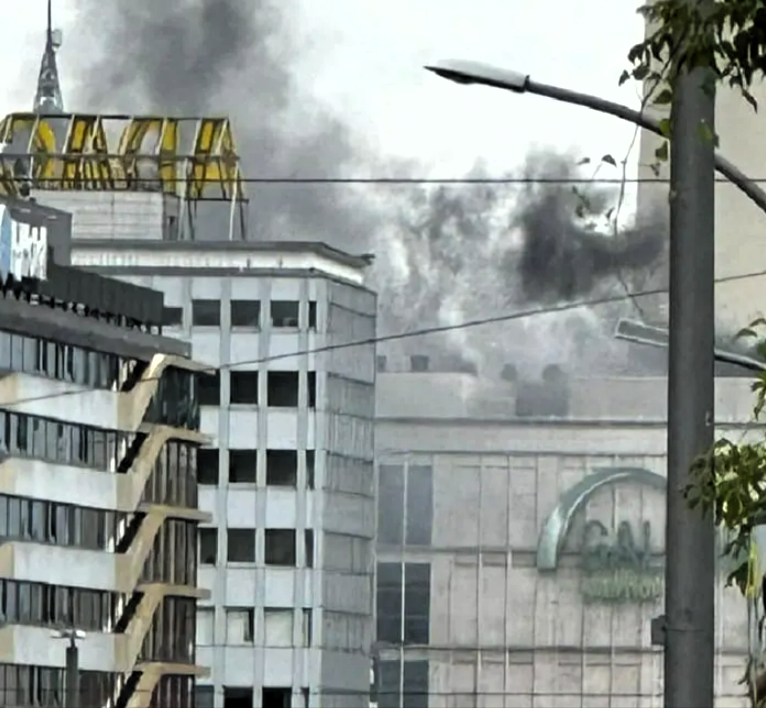 GaleriaKaufhof brennt! Großfeuer in der Innenstadt - Feuerwehr rückt zu Großeinsatz aus!