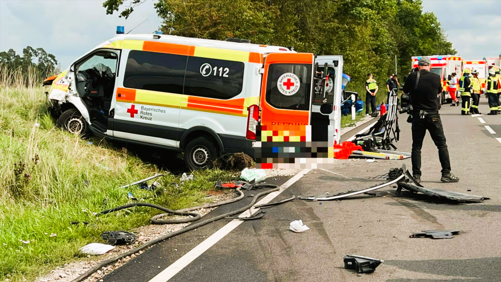 Rettungswagen verunglückt! Auto rast in Krankenwagen auf Einsatzfahrt - 4 Menschen erleiden schwere Verletzungen