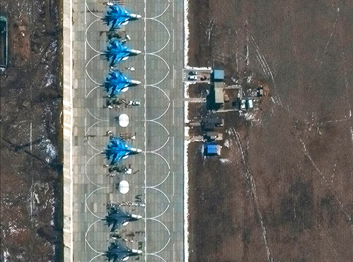 Russische Luftwaffenstützpunkt brennt! Satellitenbilder belegen schwere Schäden - Ukraine offenbar erneut mit erfolgreichem Angriff 