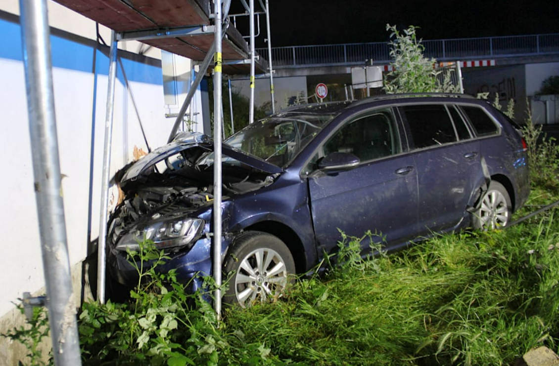 Horror-Unfall! Jugendliche rasen mit Auto gegen eine Hauswand! 4 Menschen schwer verletzt!