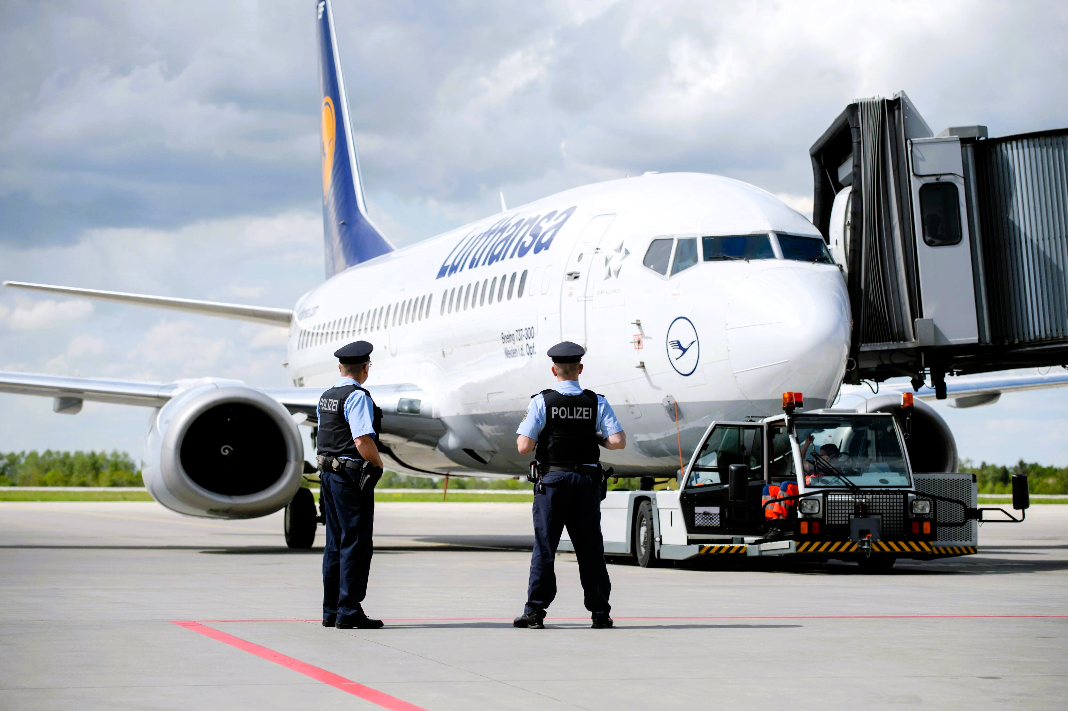 Sex im Flugzeug! Peinlicher Zwischenfall am Flughafen München - Polizei muss pöbelndes Sex-Paar aus Lufthansamaschine holen!