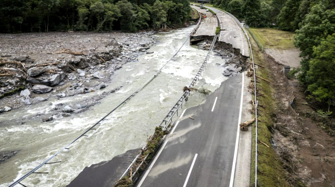 Nach schweren Überschwemmungen: Autobahn teilweise zerstört - Rettungskräfte suchen 3 vermisste Personen