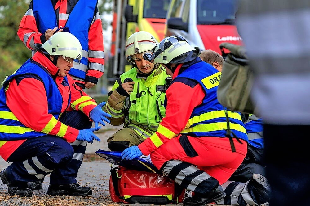 Mädchen (12) stürzt aus Parkhaus 10 Meter in die Tiefe! Drama in Pirna schockt Rettungskräfte! 