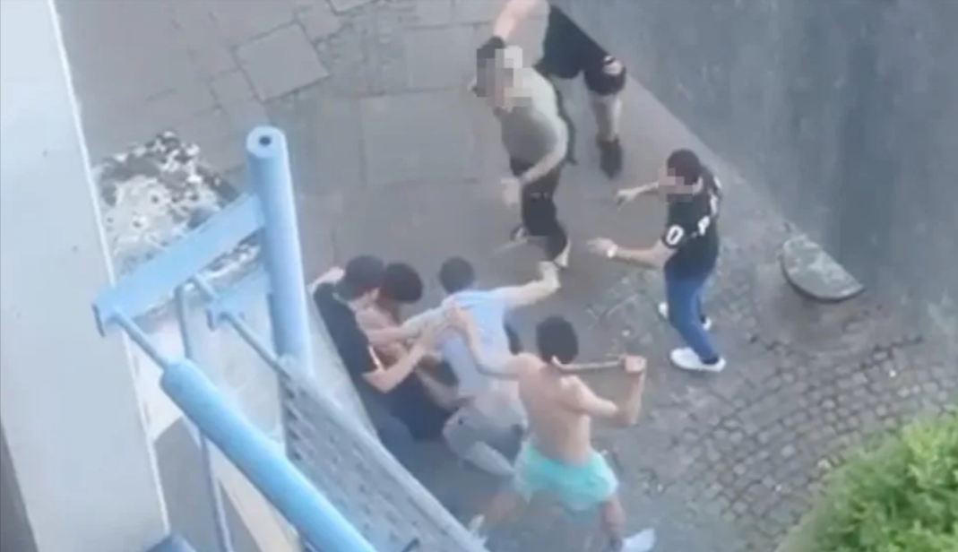 Amokalarm in Fußgängerzone! Männer mit Macheten und Gürteln zetteln blutige Straßenschlacht an!