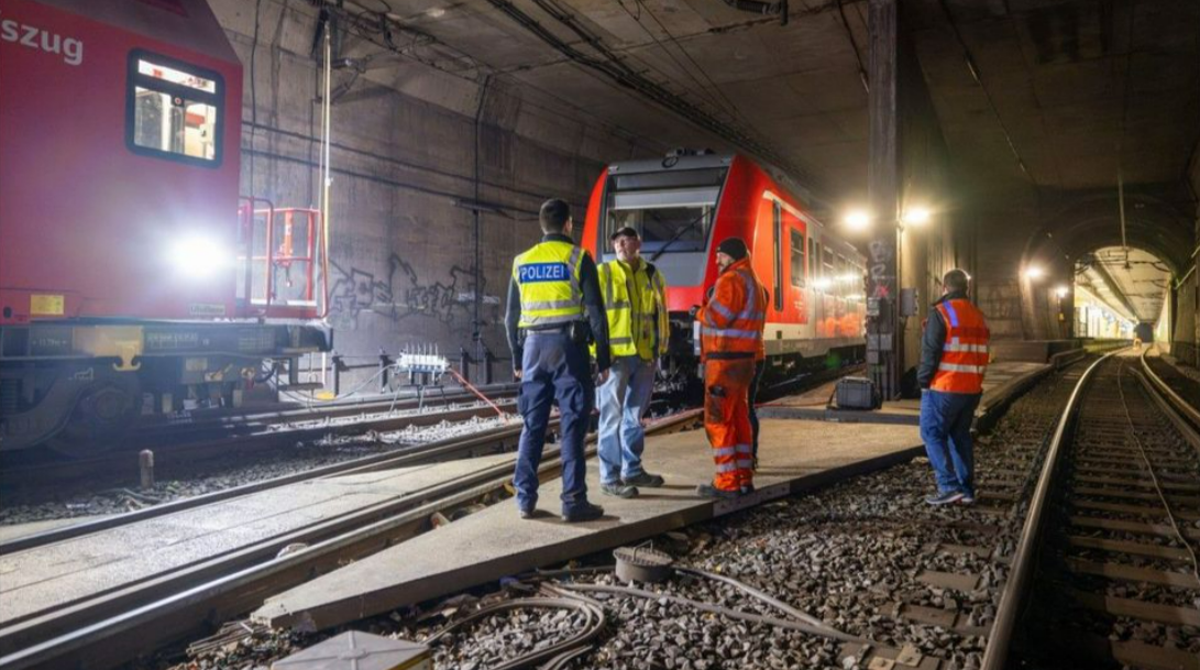 Bahn im Tunnel liegen geblieben - Feuerwehr befreit 200 Passagiere Hitzefalle im defekten Zug