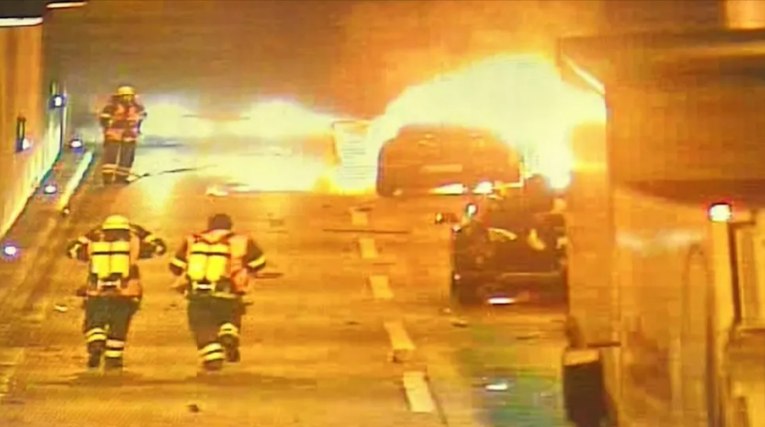 Feuer auf der Autobahn - Löscharbeiten sorgen für Verkehrsbehinderungen!