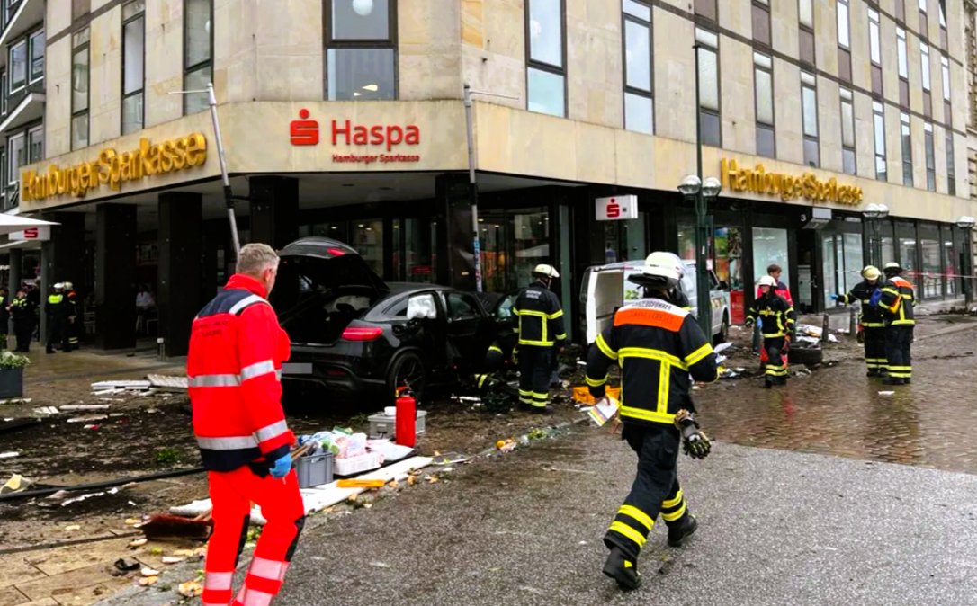 Auto rast in Sparkasse! Mehrere Verletzte  – Großaufgebot der Feuerwehr im Einsatz!