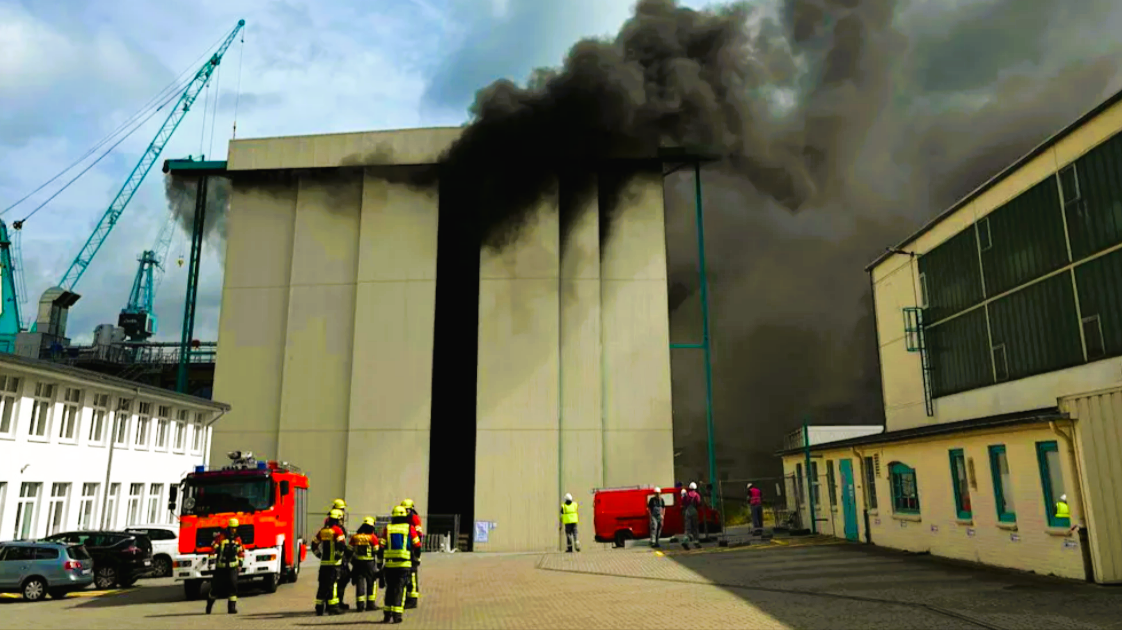 Feuer-Inferno auf deutscher Werft – Luxus-Jacht in Flammen: Millionenwerte bedroht!