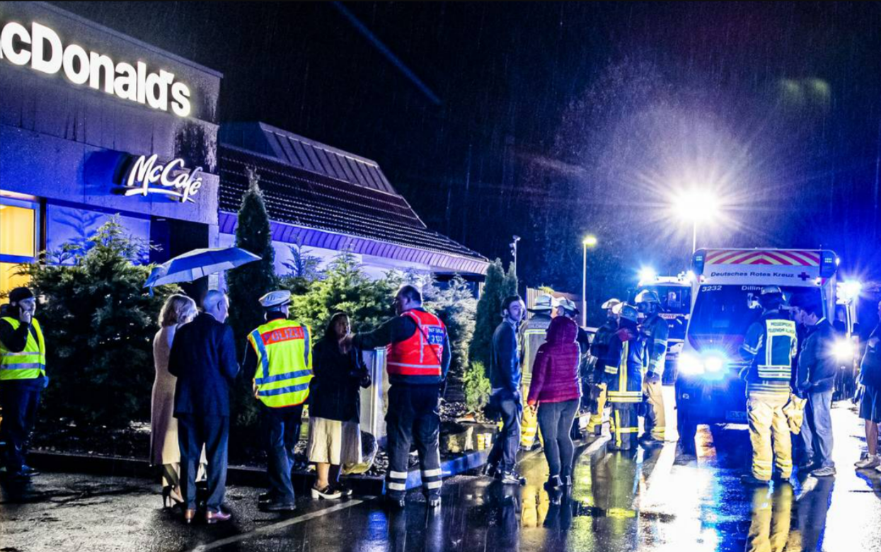 Kurioser Einsatz der Polizei in Sachsen - Mann behauptet Gegenstand bei McDonald verschluckt zu haben