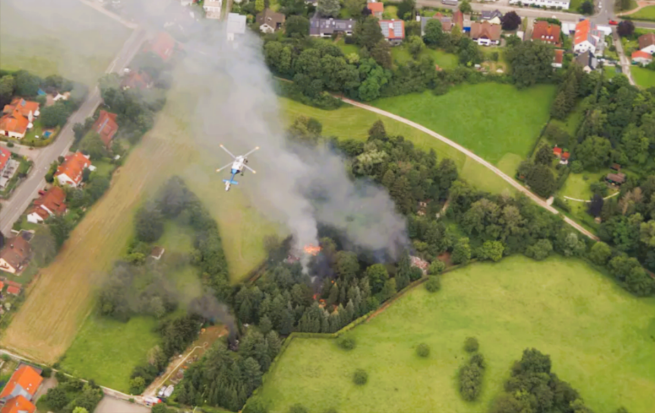 Feuerinferno und Schüsse – Verbrannte Leiche gefunden! Feuerwehr mit Waffe bedroht - Täter auf der Flucht