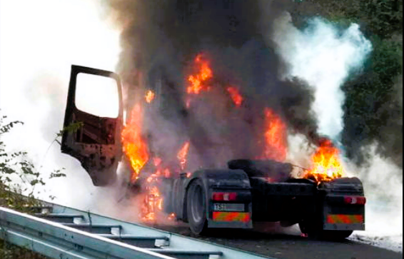 Vollsperrung! Transporter mit Gasflaschen explodiert - 2 Personen verletzten sich