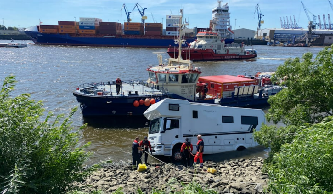 Schweizer stürzen mit Wohnwagen in die Elbe bei Hamburg - Retter fassungslos!