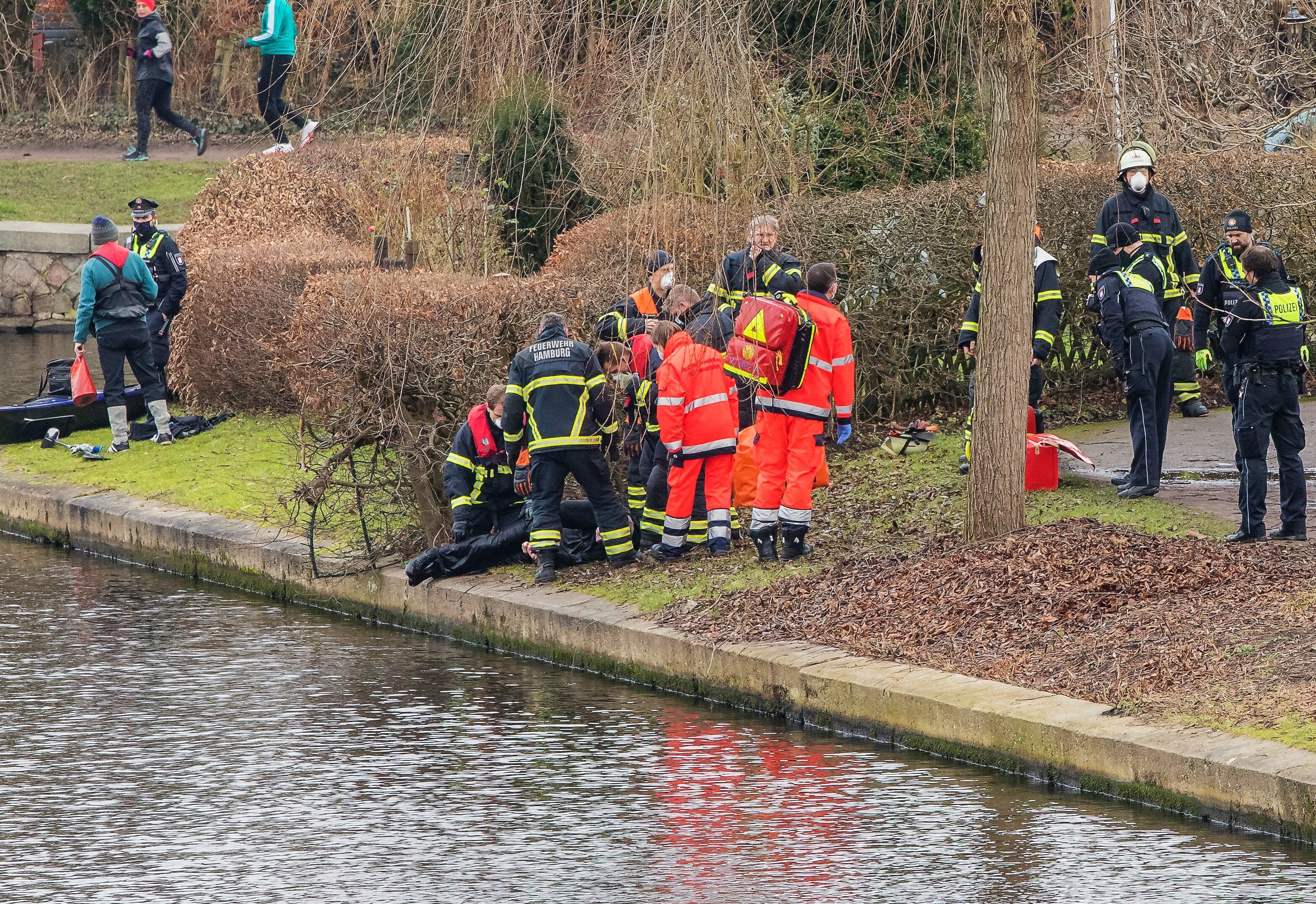 Um den eigenen Hund zu retten: Mann springt in Kanal und ertrinkt!