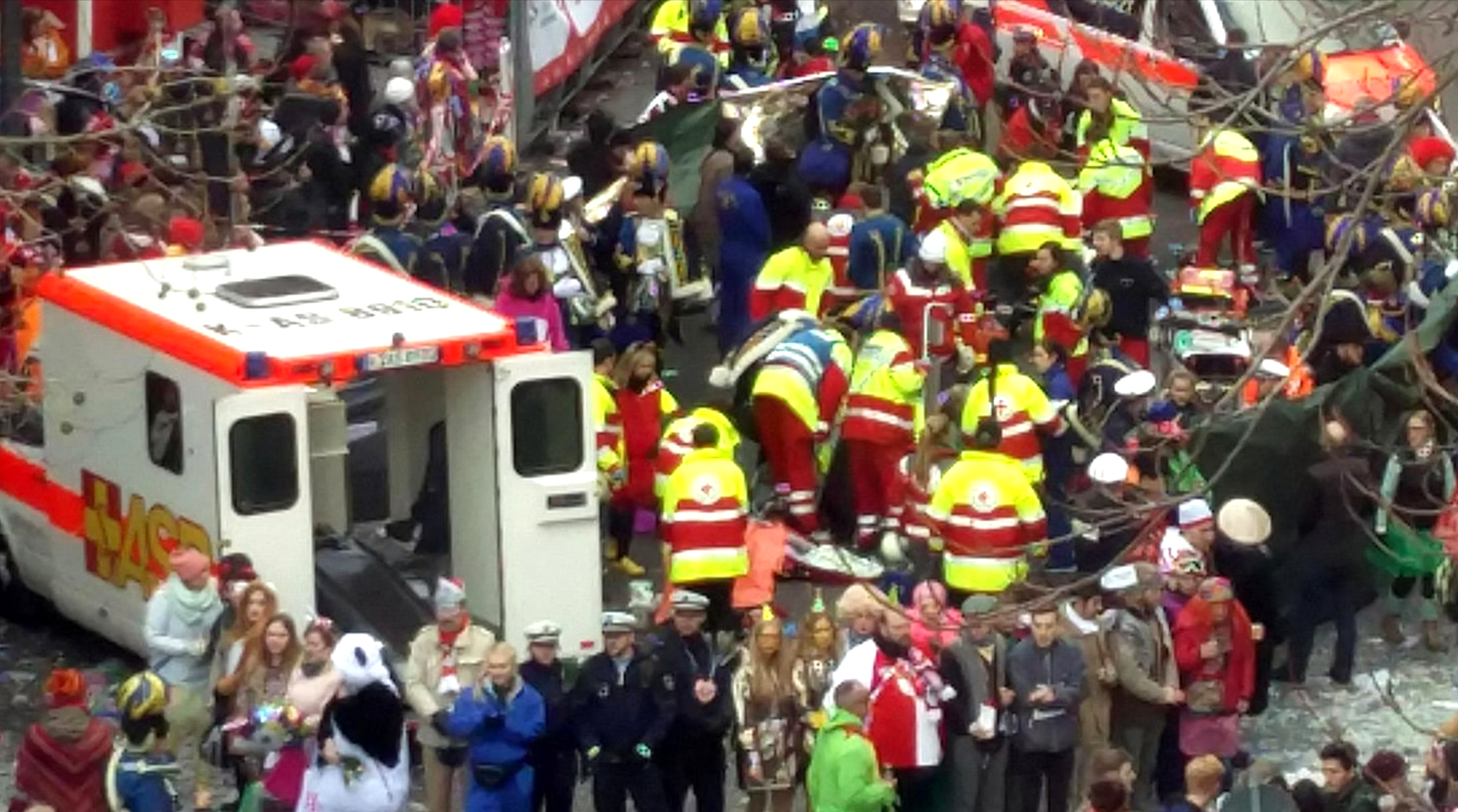 Auto rast in Menschengruppe bei Stadtfest! Er war auf der Flucht vor der Polizei - unfassbare Szene.