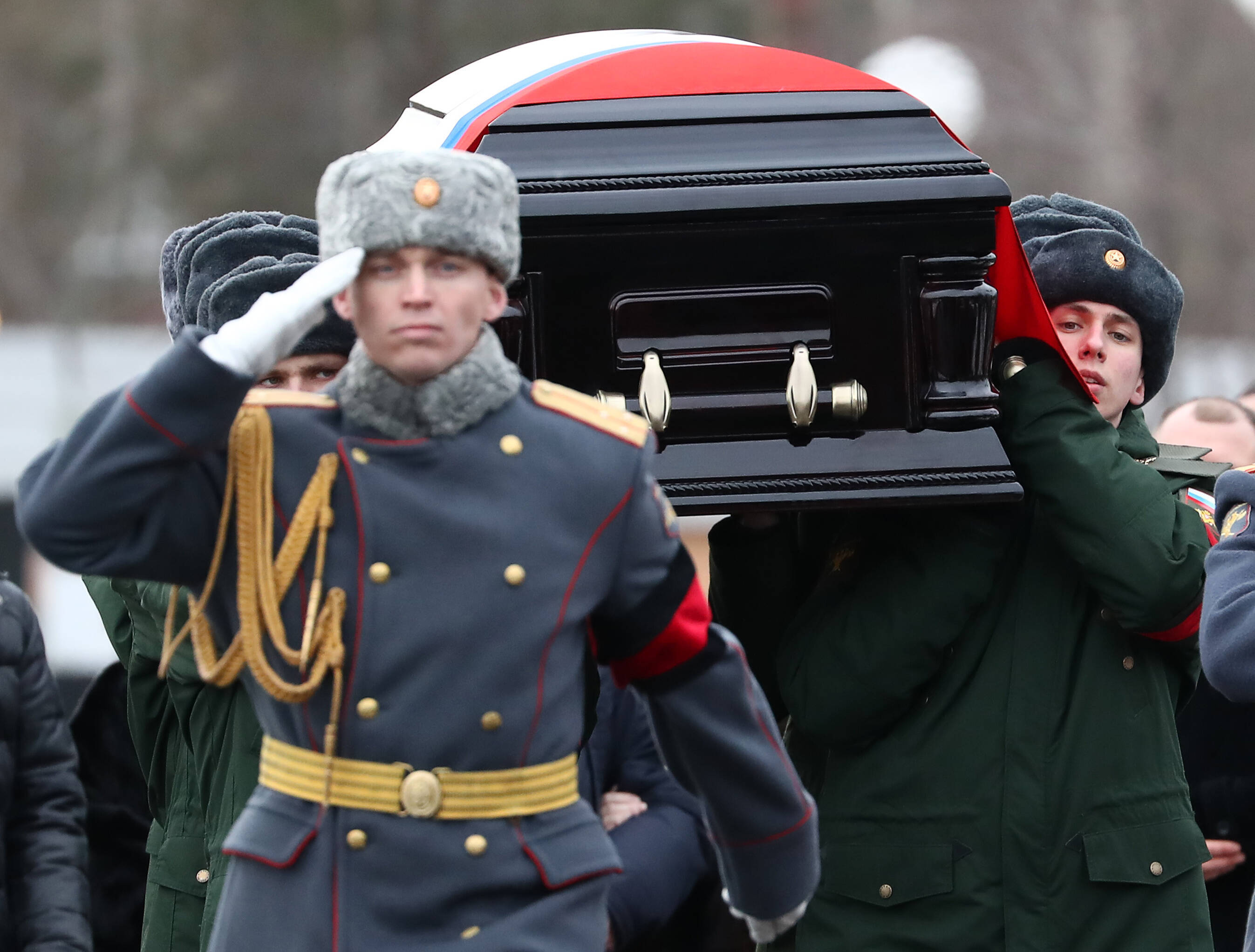 Putin fassungslos! Russischer Soldat erschießt 2 Kameraden und flieht - Moral der Truppen am Boden