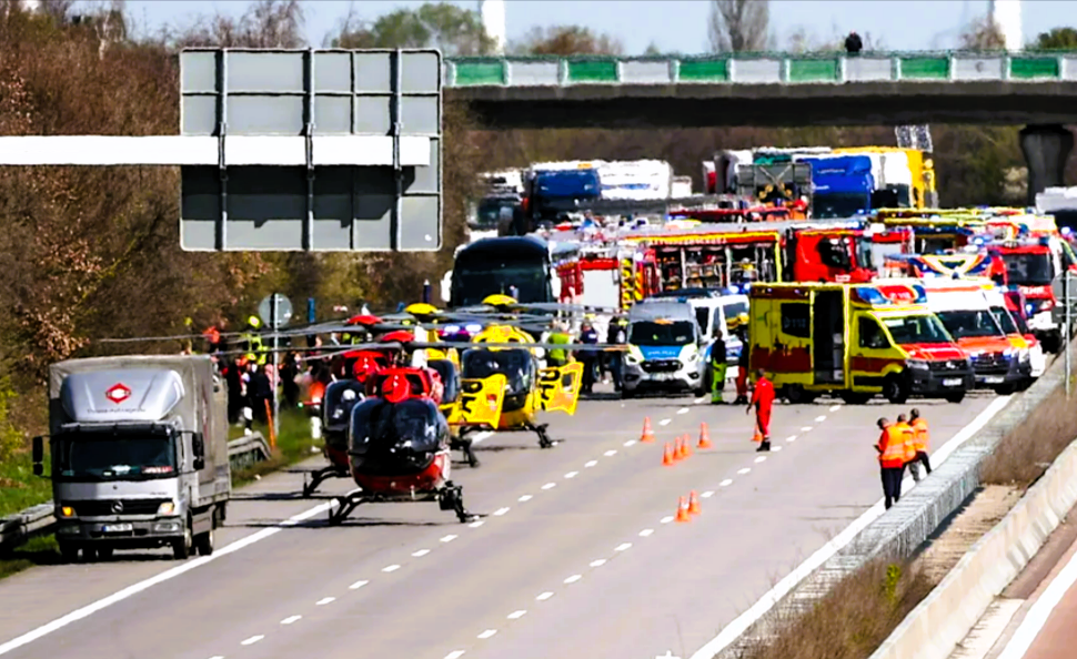 Vollsperrung! Schwerer Unfall auf der Bundesstraße - Rettungshubschrauber im Einsatz