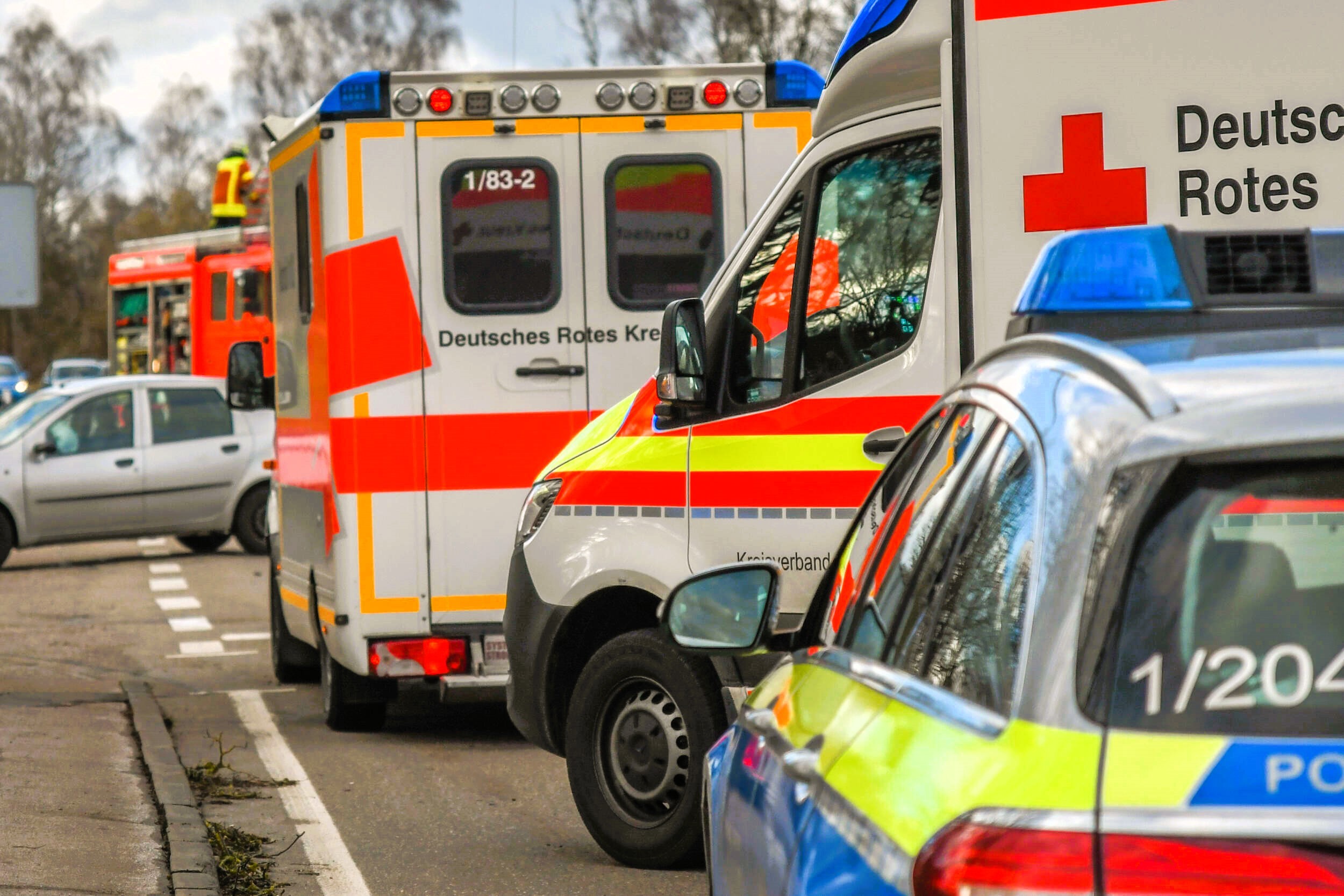 Messerangriff am Zeugnistag! Lehrer auf Schulhof schwer verletzt und mit Messer attackiert! Täter auf der Flucht!