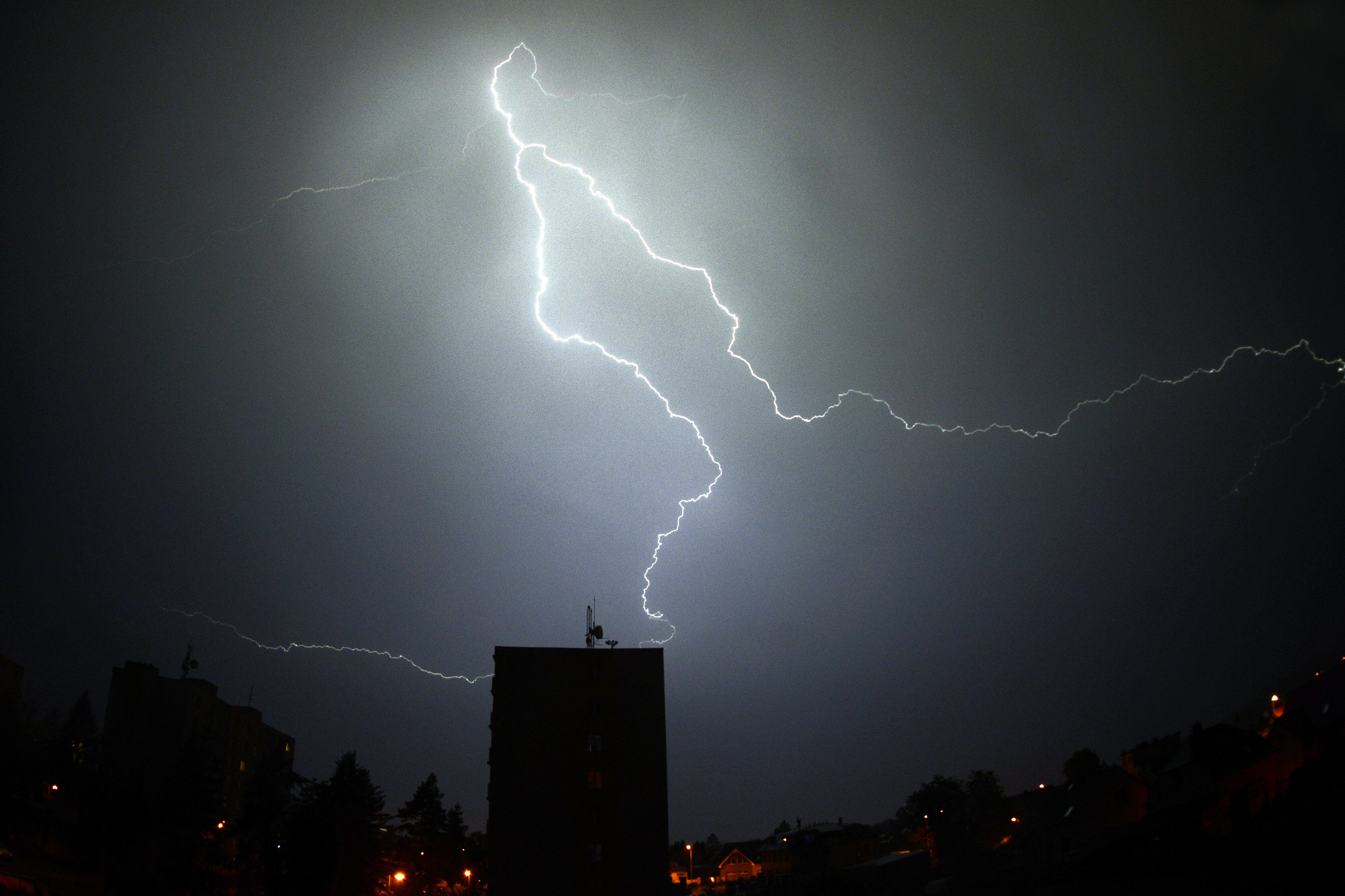 Gewitterfront zieht auf! Achtung, Explosive Wetterlage! Sonntag bringt schwere Unwetter und Temperatursturz