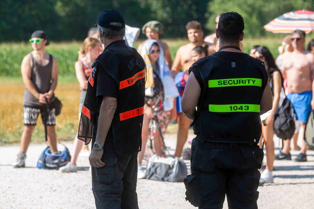 Massenschlägerei in Freibad! Spaßbad wegen Auseinandersetzungen früher geschlossen - Polizei musste anrücken