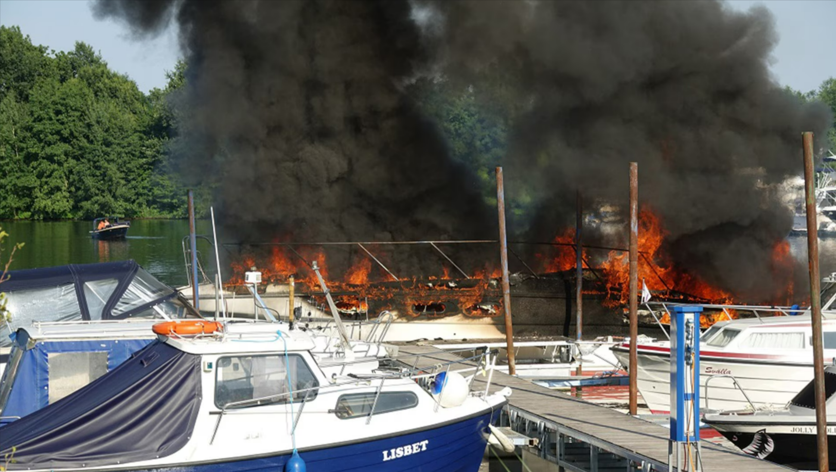 Jachthafen in Flammen! Großeinsatz der Feuerwehr, Menschen evakuiert - Mehrere Boote standen in Flammen