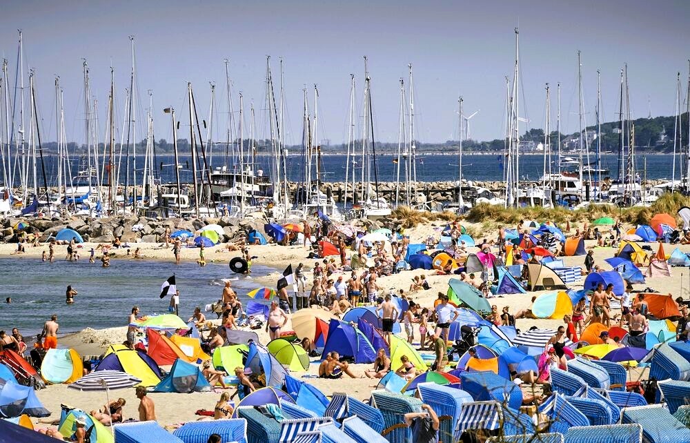 Alarm an der Ostsee! Überfüllte Strände - ADAC warnt bereits! Massenansturm an Touristen sorgt für Probleme