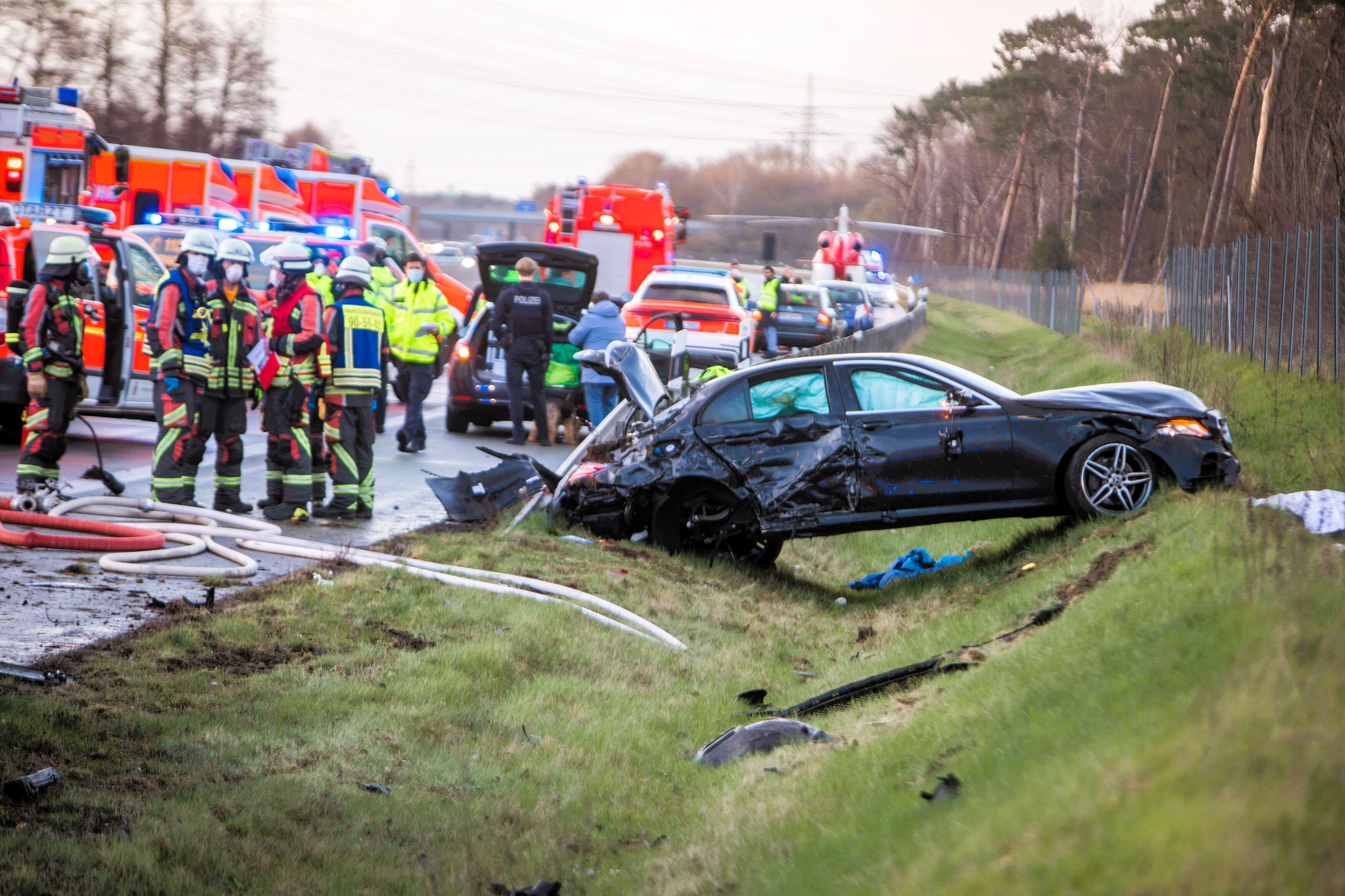 Familie stirbt auf der Autobahn! Urlaubsfahrt endet in schrecklicher Tragödie!