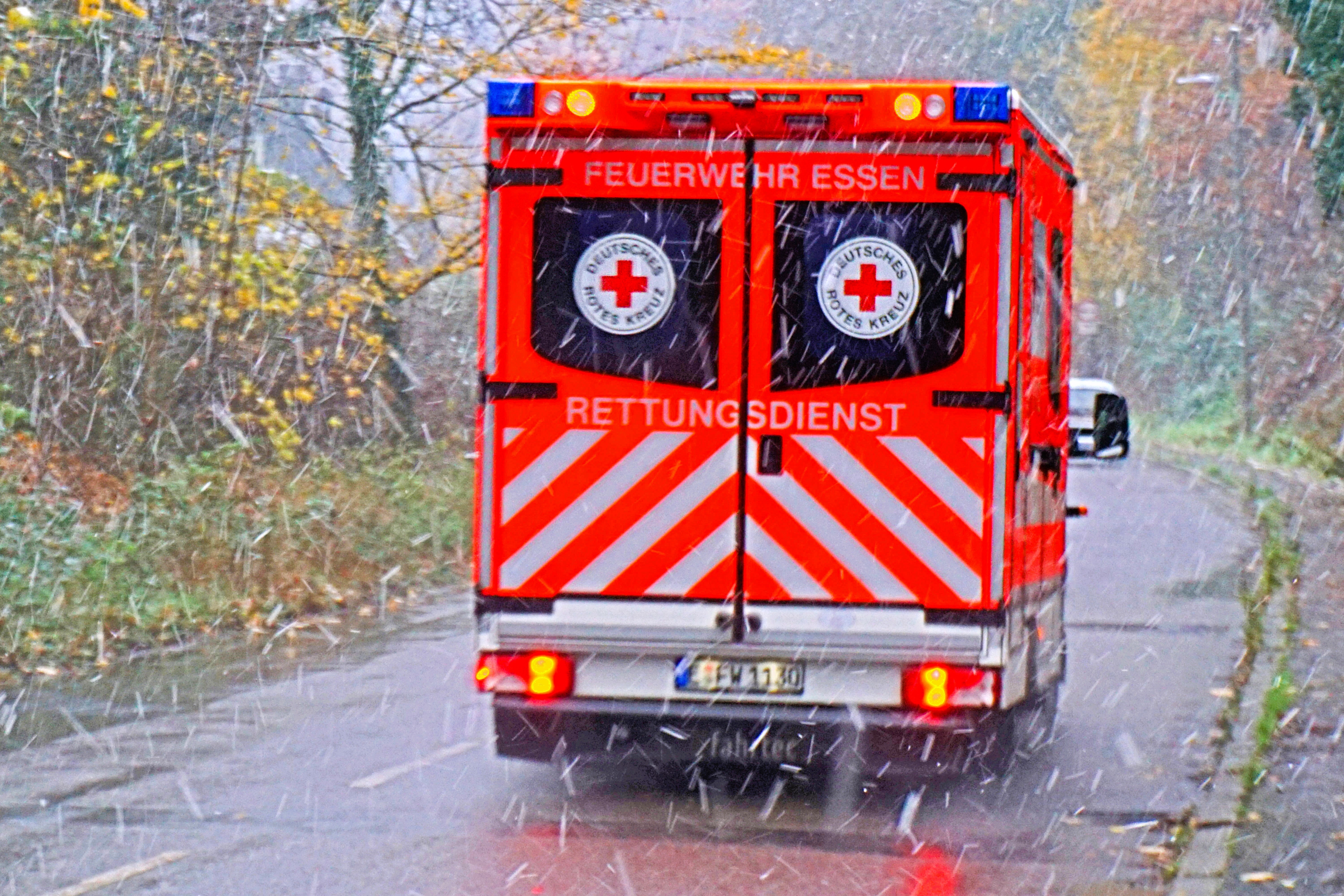 Bahnunglück! 5-jähriger Junge auf Fahrrad von Zug erfasst! Tödliche Tragödie an Bahnübergang