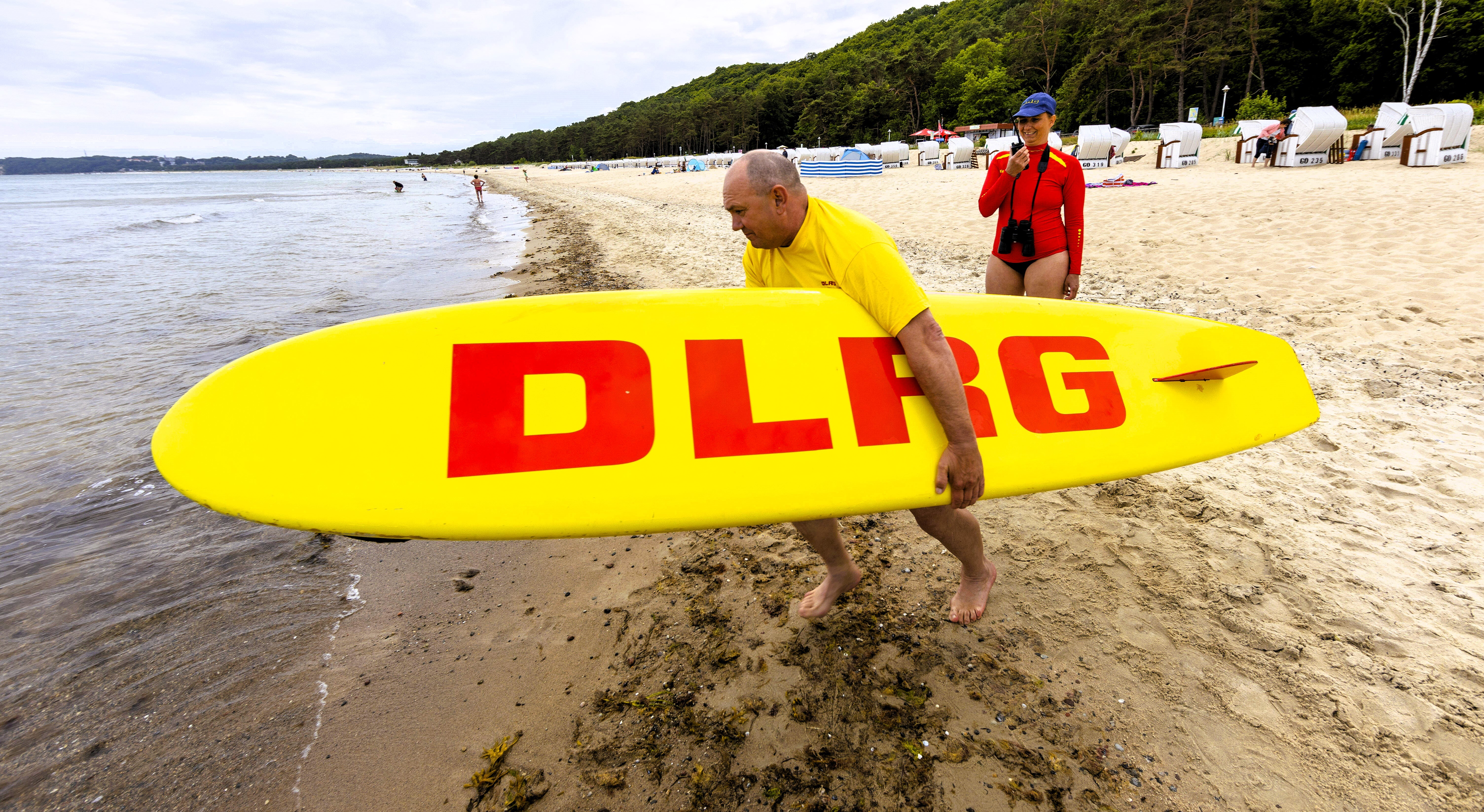 Wasserleiche an Ostseestrand angespült! Monsterwelle riss Schwimmer mit - ist es der Vermisste?